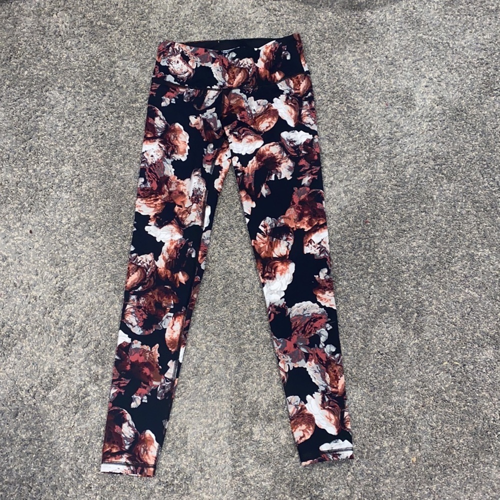VICTORIA'S SECRET black rose floral knockout leggings - Picture 6 of 6
